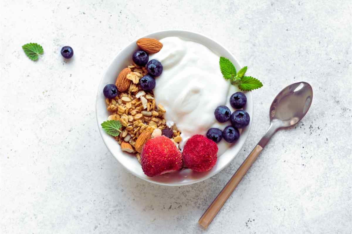 Yogurt, attenzione a quanto tempo sta fuori dal frigo